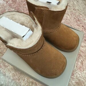 Ugg toddler Keelan boot size 4/5